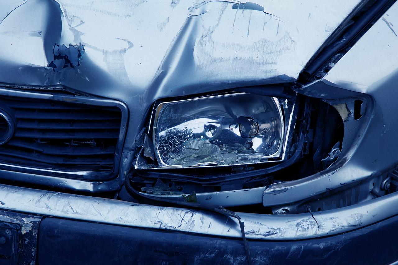 Assicurazione RC auto e sinistri con auto ferma: cosa succede?