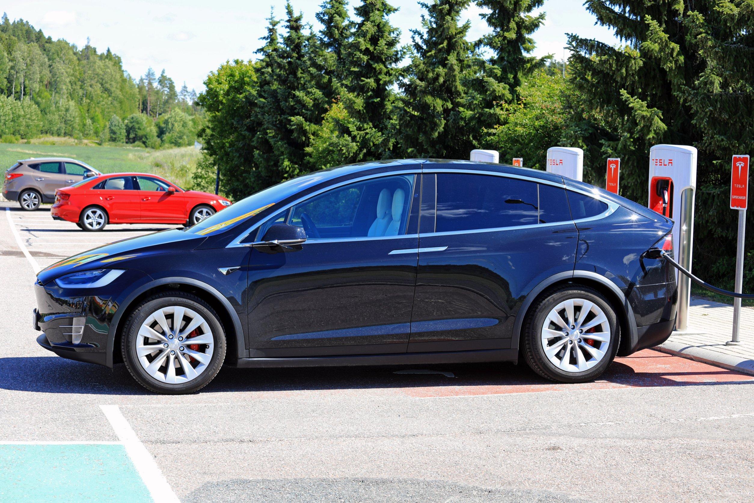 Ricarica Tesla con auto diverse: i prezzi con e senza abbonamento