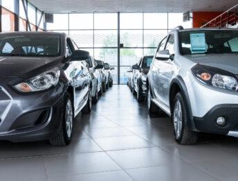 Auto nuove: prezzi fuori portata, ci vogliono 11 stipendi per comprarne una