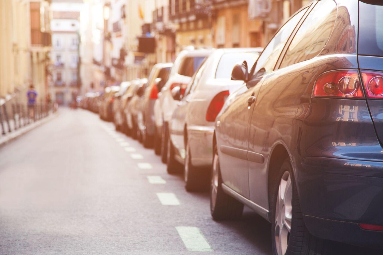 Si può parcheggiare l’auto contromano?