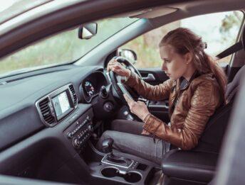 Cellulare alla guida: oltre 50 conducenti distratti al giorno in UK