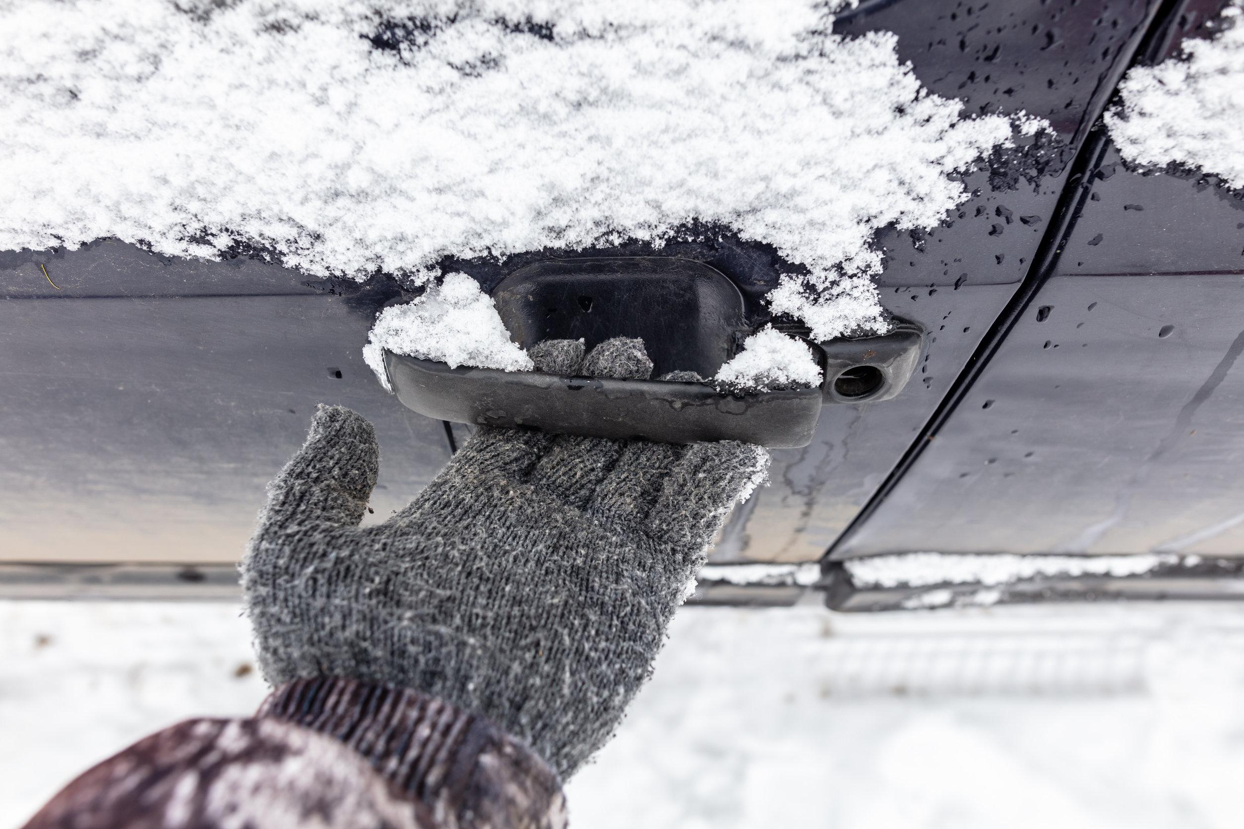 Serratura auto bloccata dal ghiaccio: come aprirla