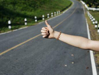 Autostop legale o illegale? Cosa dice la legge italiana