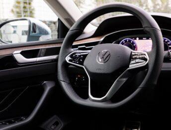 Volkswagen: tornano i tasti fisici sul volante dal 2023