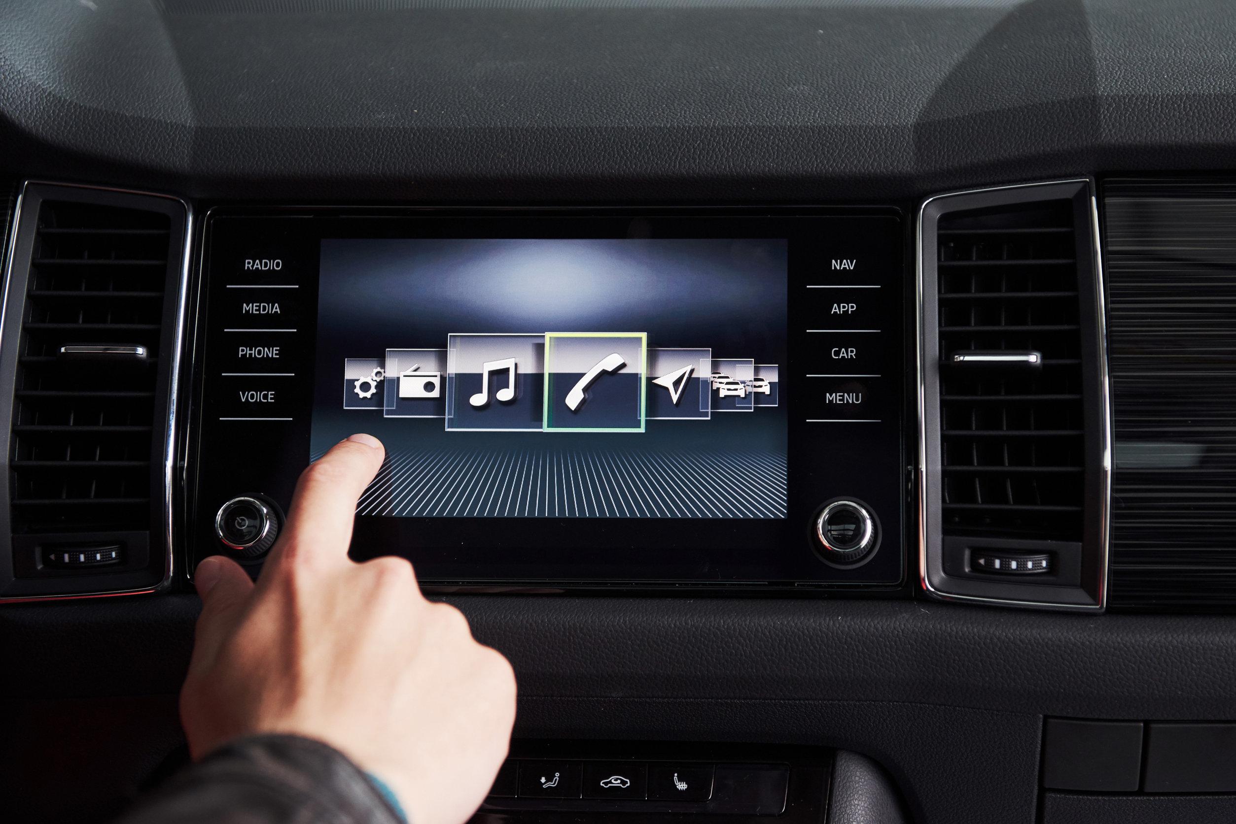 Display Touch screen al posto dei pulsanti fisici: rischio distrazione?