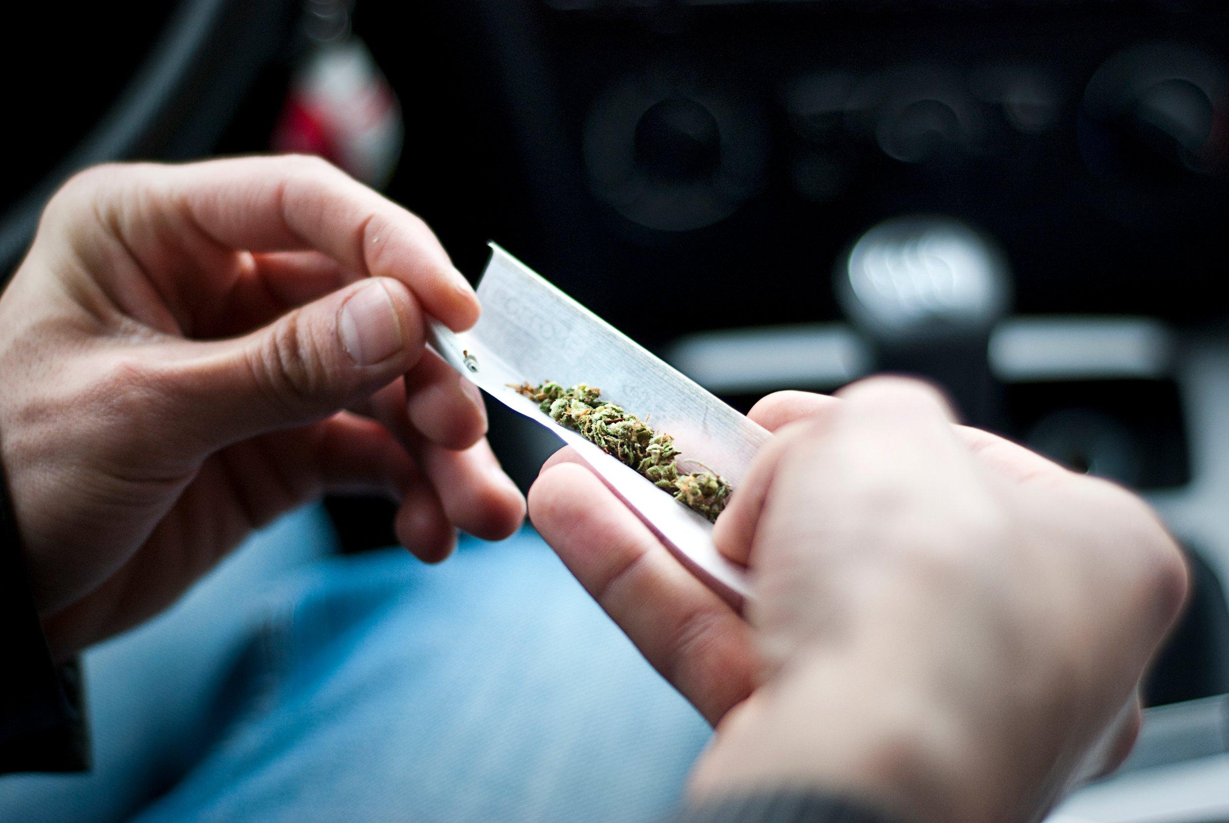 IIHS, Alcol e Marijuana: il 33% si mette al volante subito dopo il mix