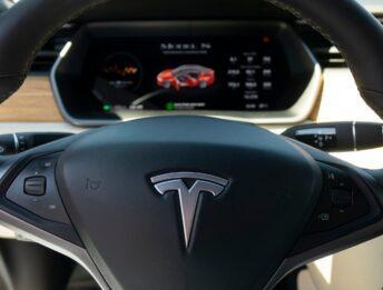 Tesla: ora ti avvisa se sei distratto e quando il semaforo è verde