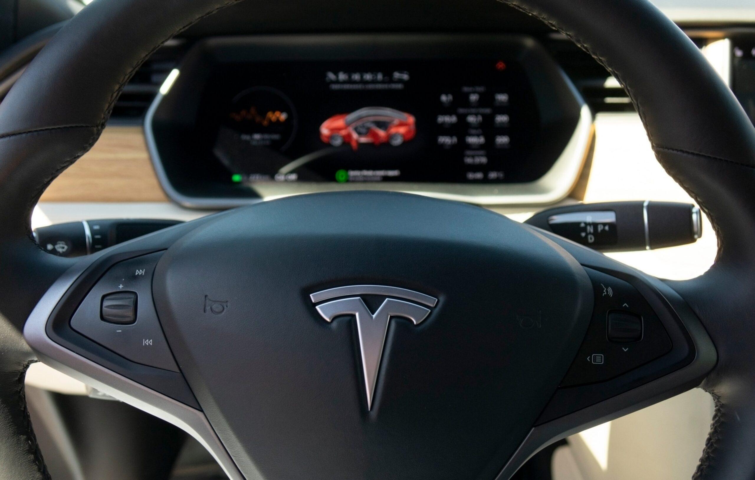 Tesla: ora ti avvisa se sei distratto e quando il semaforo è verde