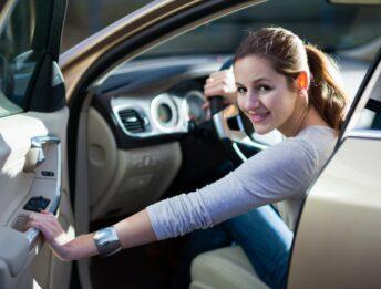 Auto elettriche e limiti per i neopatentati: il MIMS smentisce il Viminale