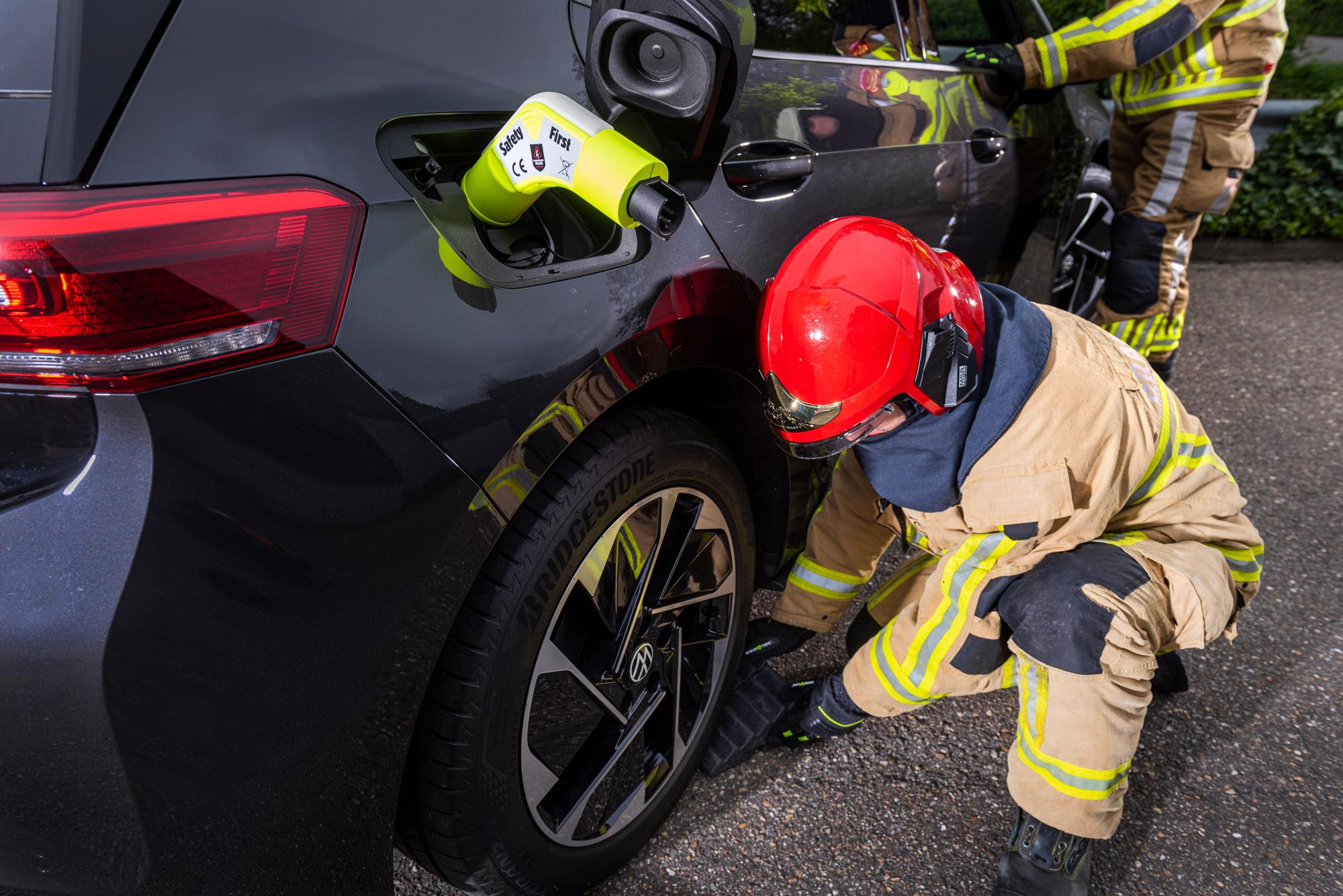 Auto elettriche: arriva il blocco di sicurezza per i pompieri USA