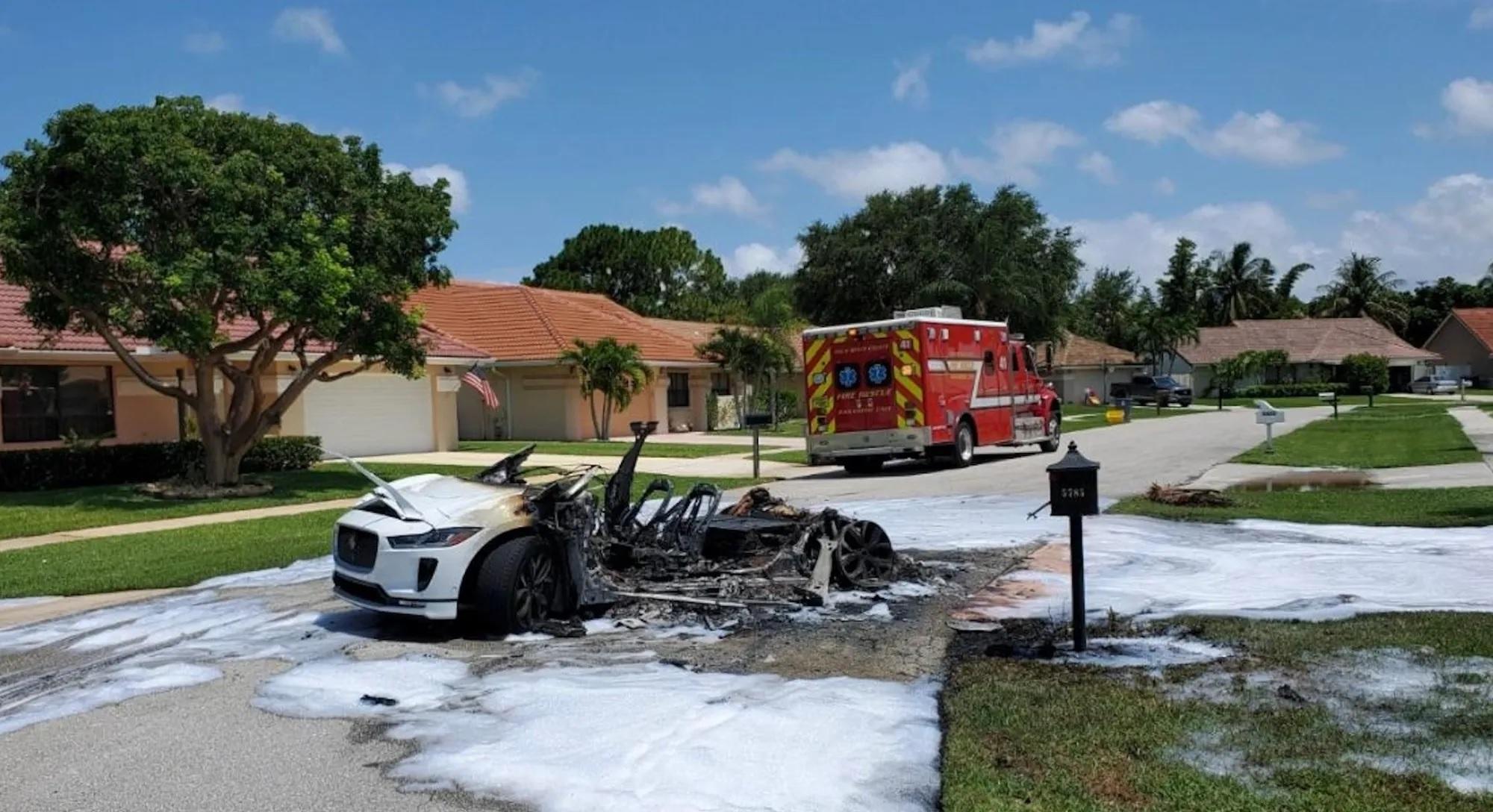 Jaguar I-Pace prende fuoco: il proprietario salva la casa dall’incendio