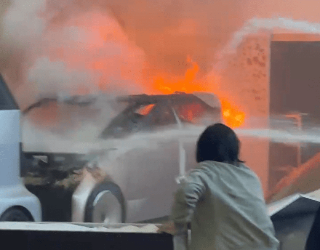 Auto elettrica in esposizione prende fuoco al Motor Show in Cina