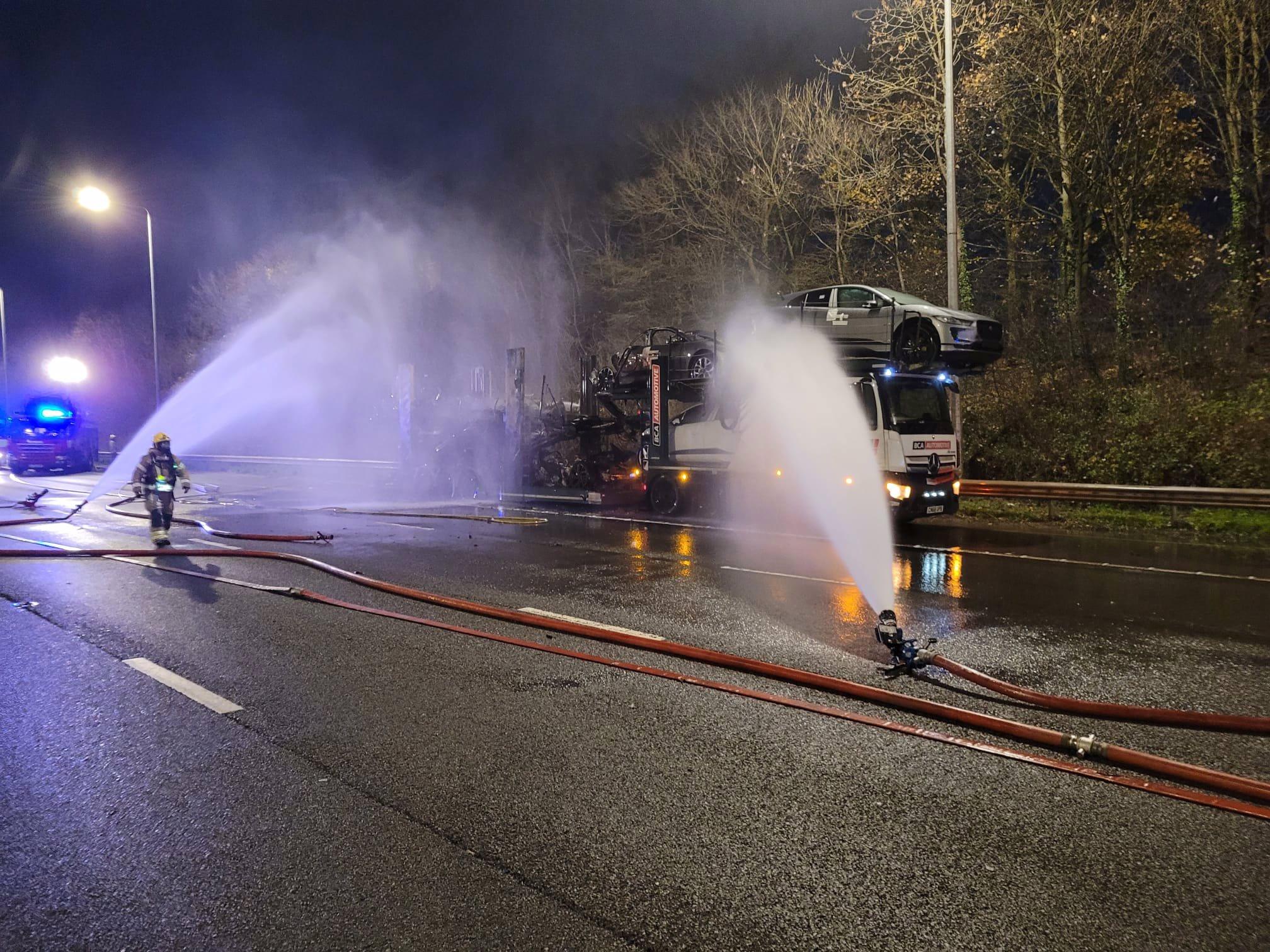 Auto elettriche a fuoco sulla bisarca: autostrada chiusa in UK