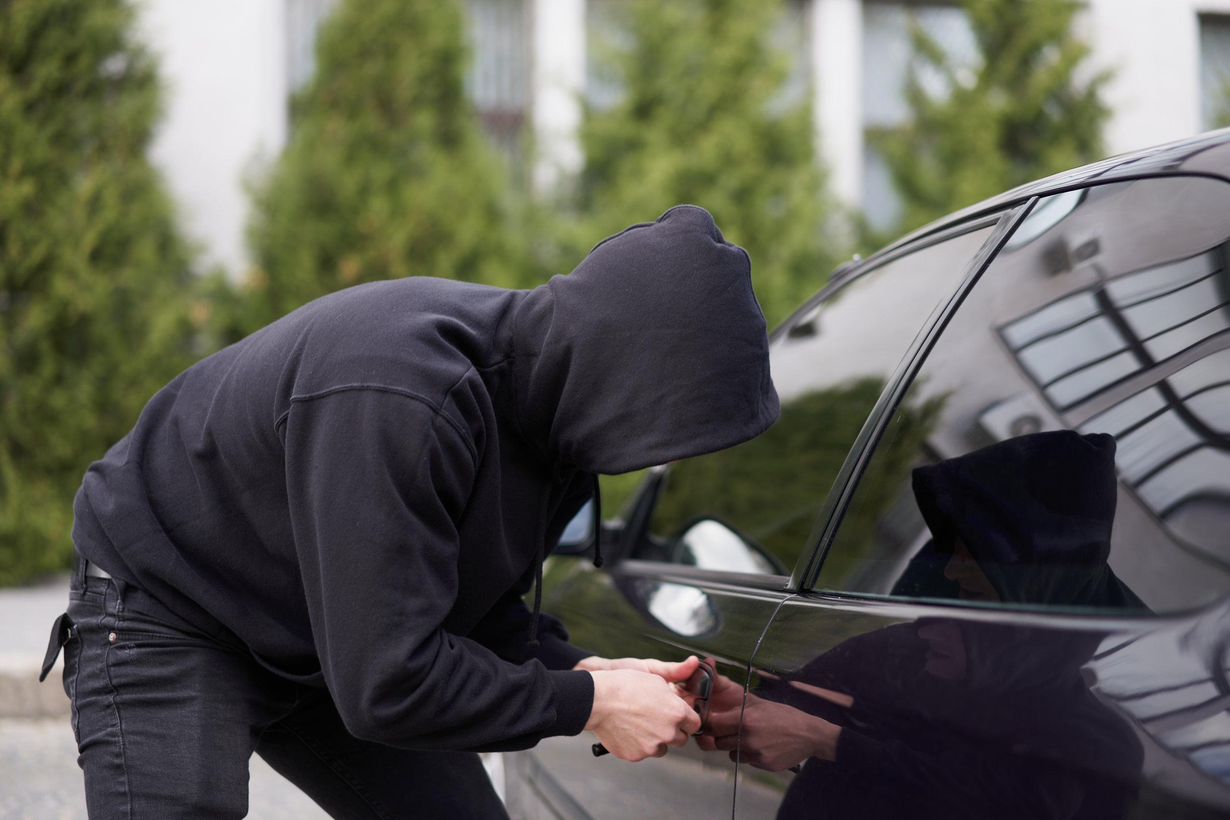 Furto auto nel parcheggio a pagamento: quando va risarcito?