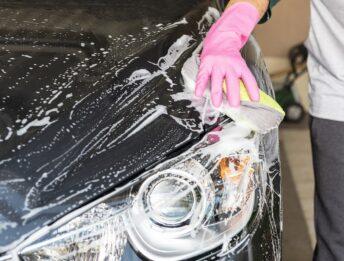 Si può lavare l’auto a casa o in strada?