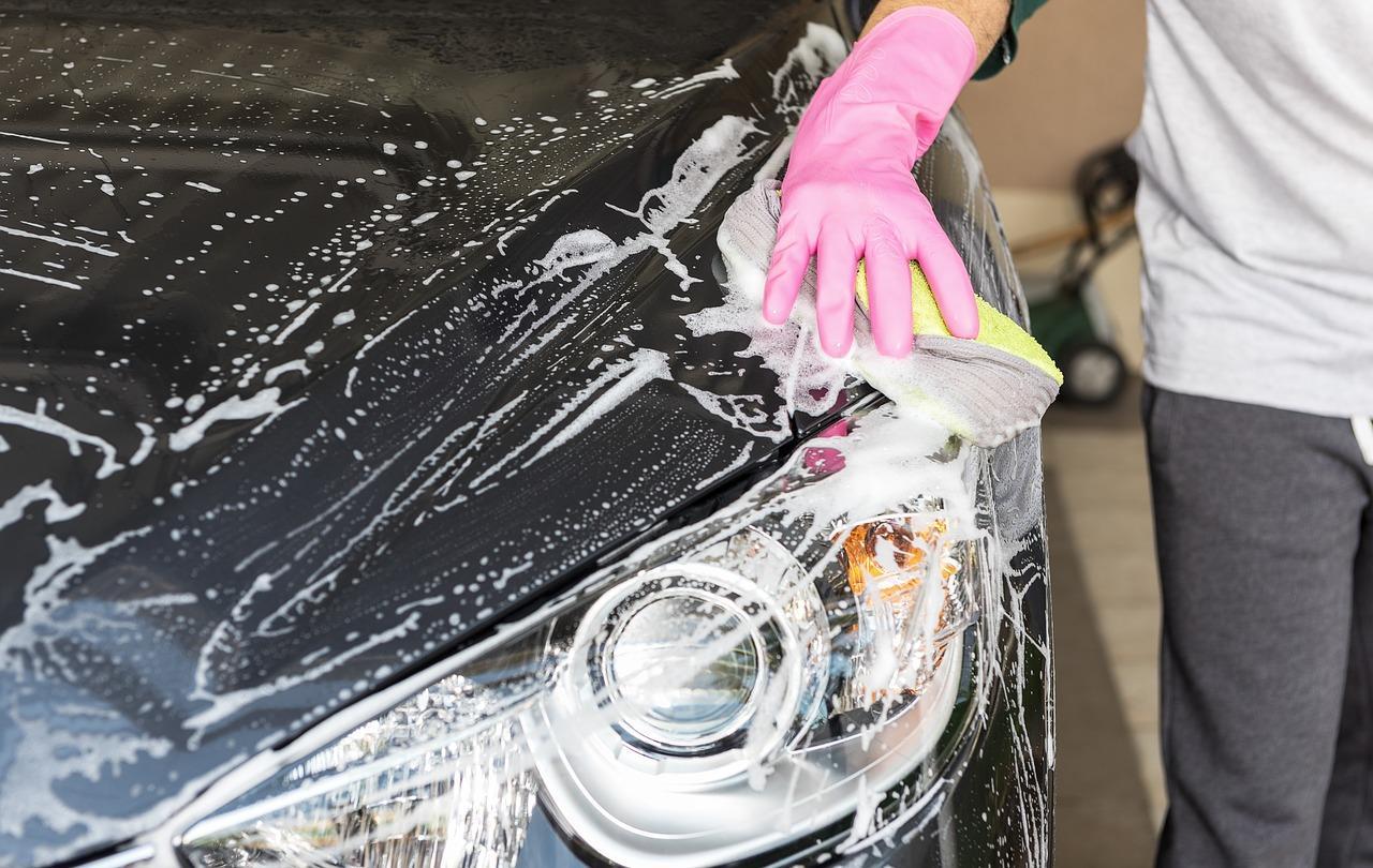 Si può lavare l’auto a casa o in strada?