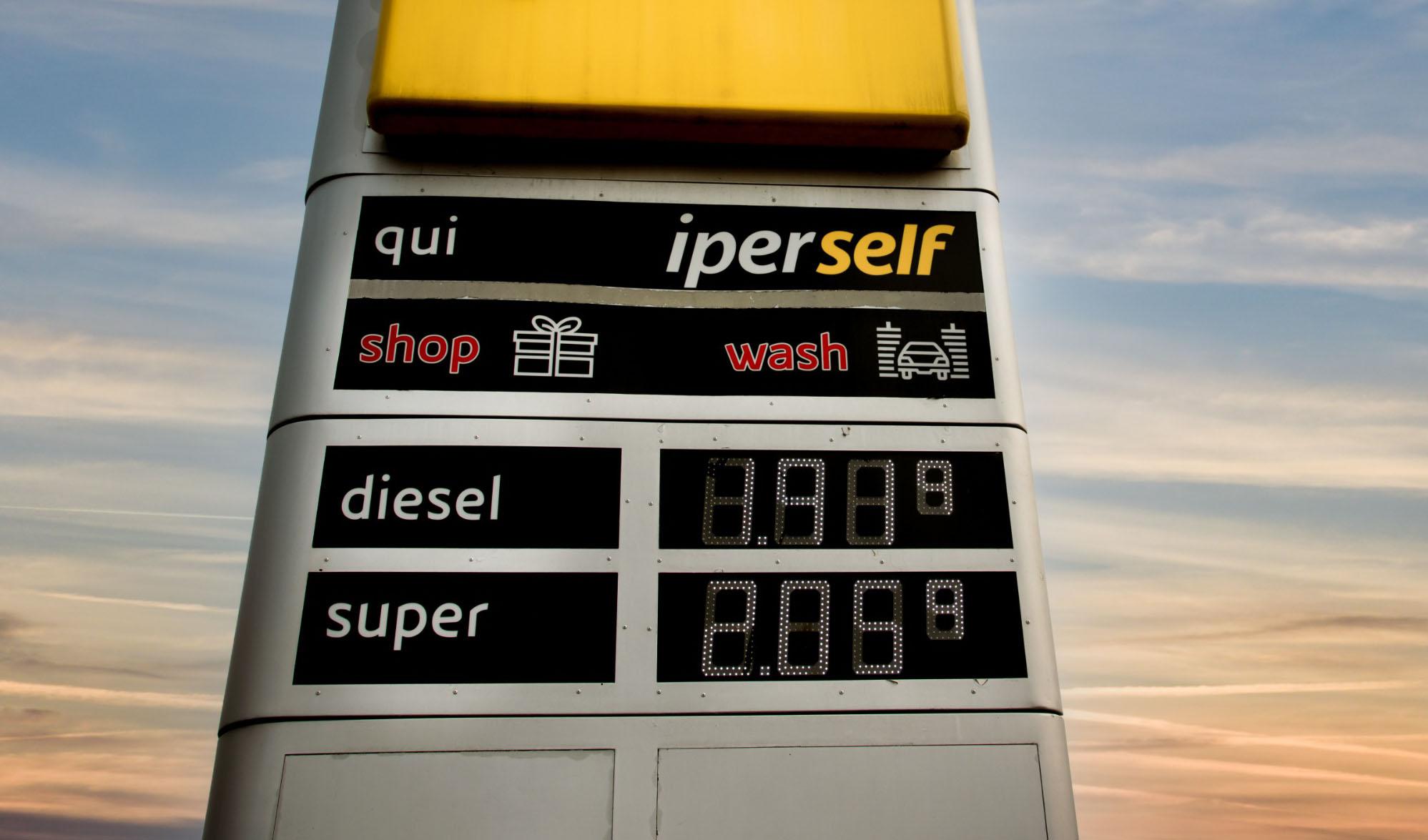 Carburanti: prezzi medi esposti dal 1° agosto 2023, cosa cambia