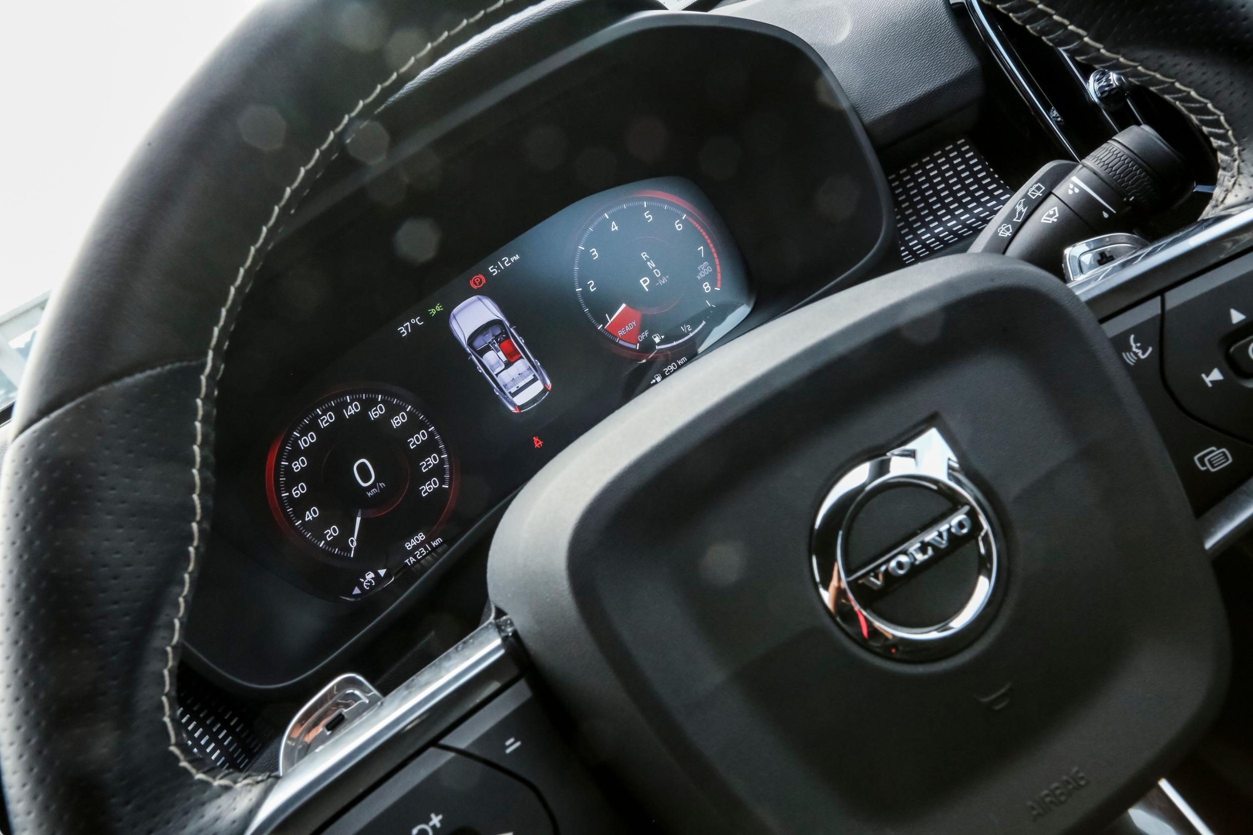Volvo XC40 Hybrid con spia motore accesa: ecco come risolvere