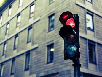 Semaforo rosso: multa e punti decurtati