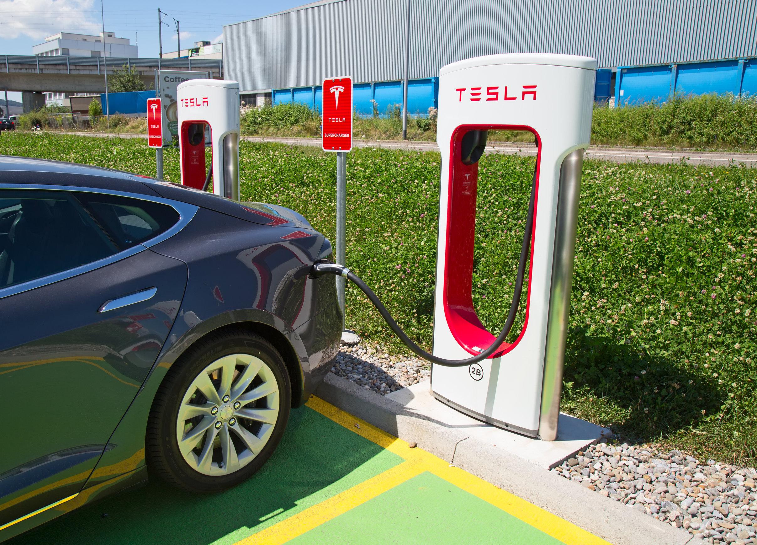 Guerra Ucraina: ricarica gratis Tesla in 4 Supercharger, ecco dove