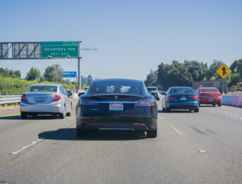Tesla che frenano senza motivo: l’NHTSA indaga, casi anche in Italia