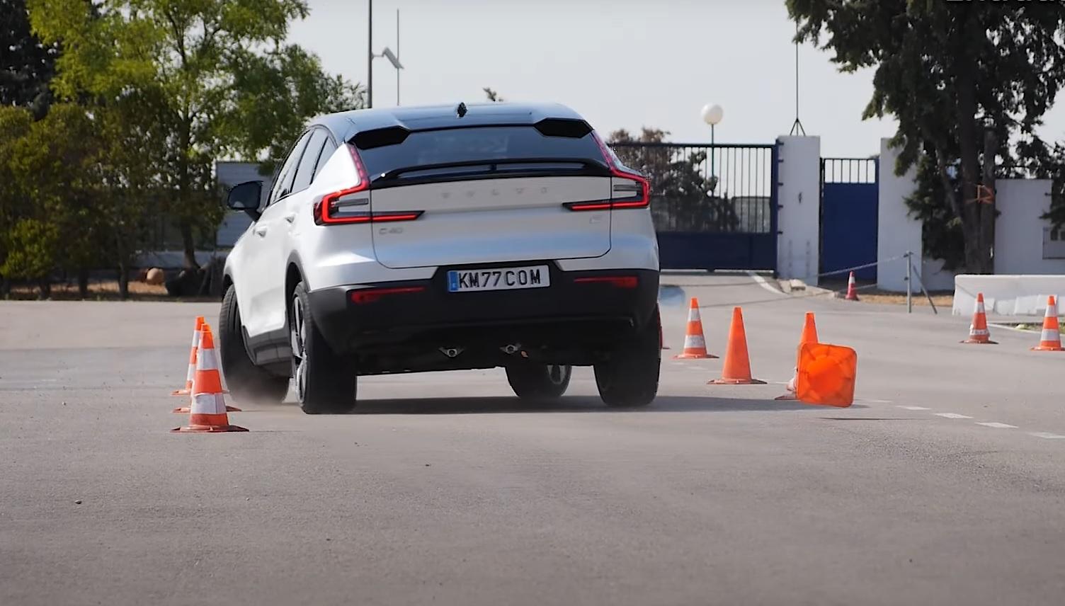 Volvo C40 Recharge: nel test dell’alce le gomme si arrendono