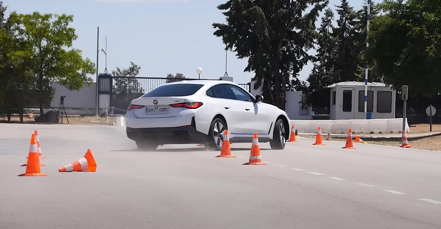 BMW i4 eDrive40 nel test dell’alce: sorprende il comfort, delude in curva