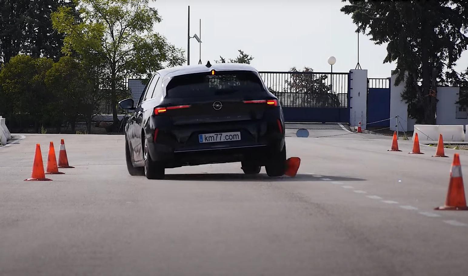 Opel Astra 1.2: nel test dell’alce supera la cugina ibrida