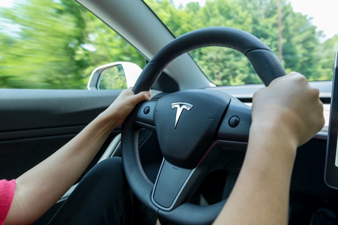 Tesla elimina il doppio controllo dello sterzo per carenza dei chip