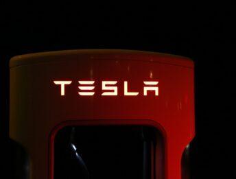 Musk vende 4 miliardi di azioni mentre Tesla stenta a vendere in Cina