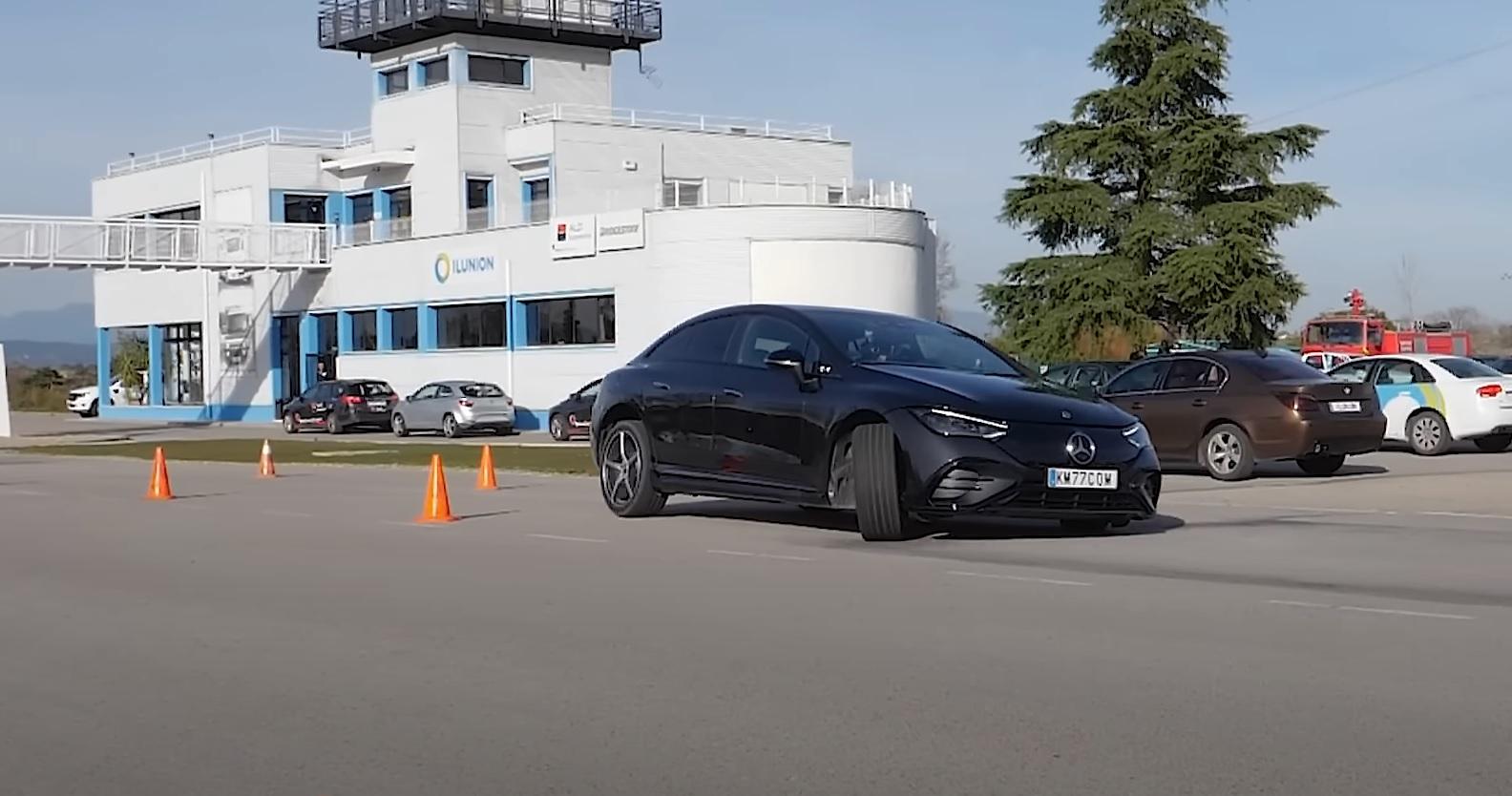 Mercedes EQE: nel test dell’alce lascia senza parole