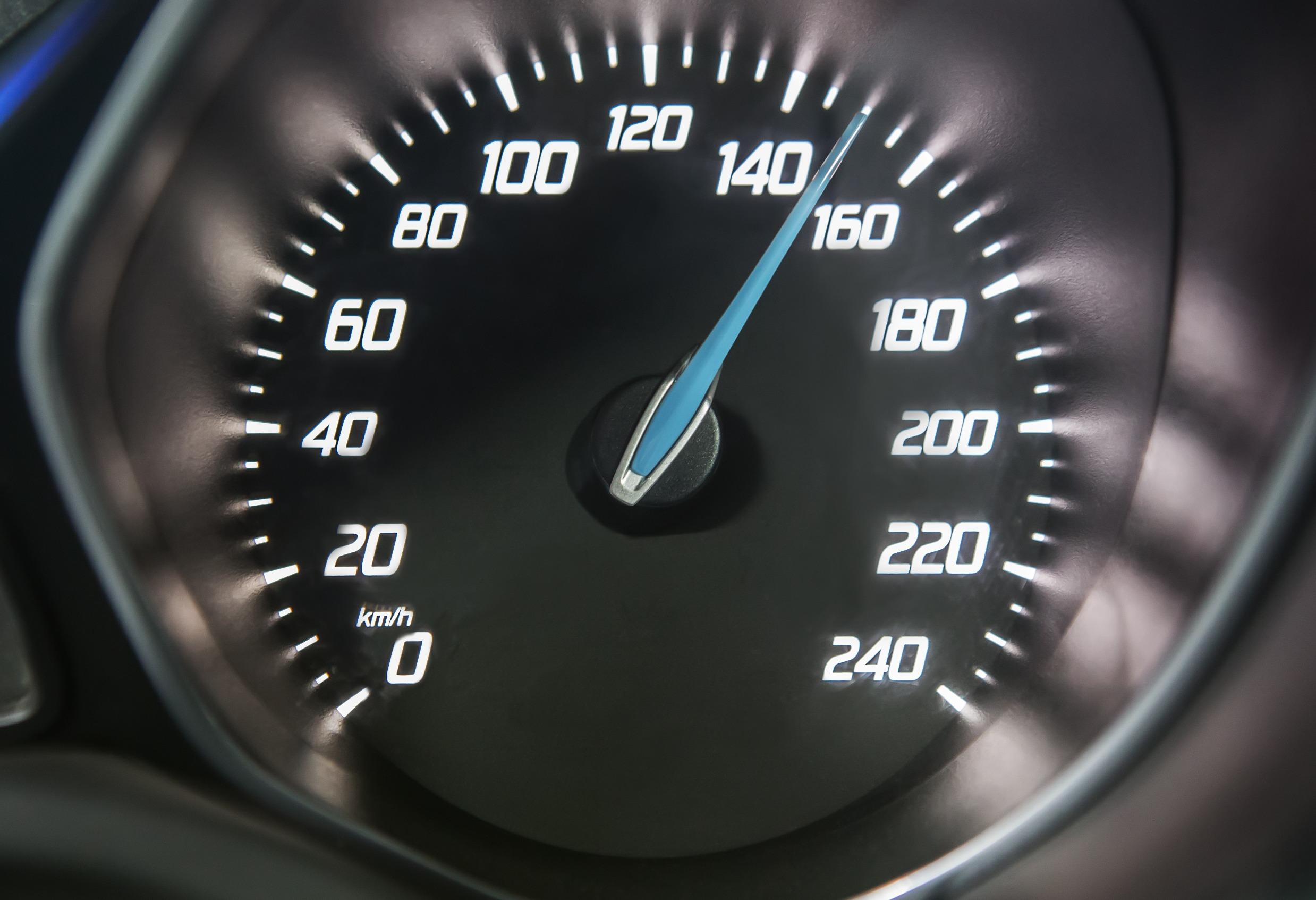 Limite velocità a 150 km/h: vantaggi e svantaggi in uno studio
