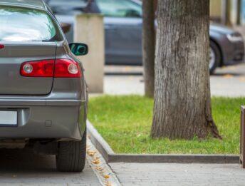 Parcheggio auto riservato: chi ha diritto ad averlo davanti casa?