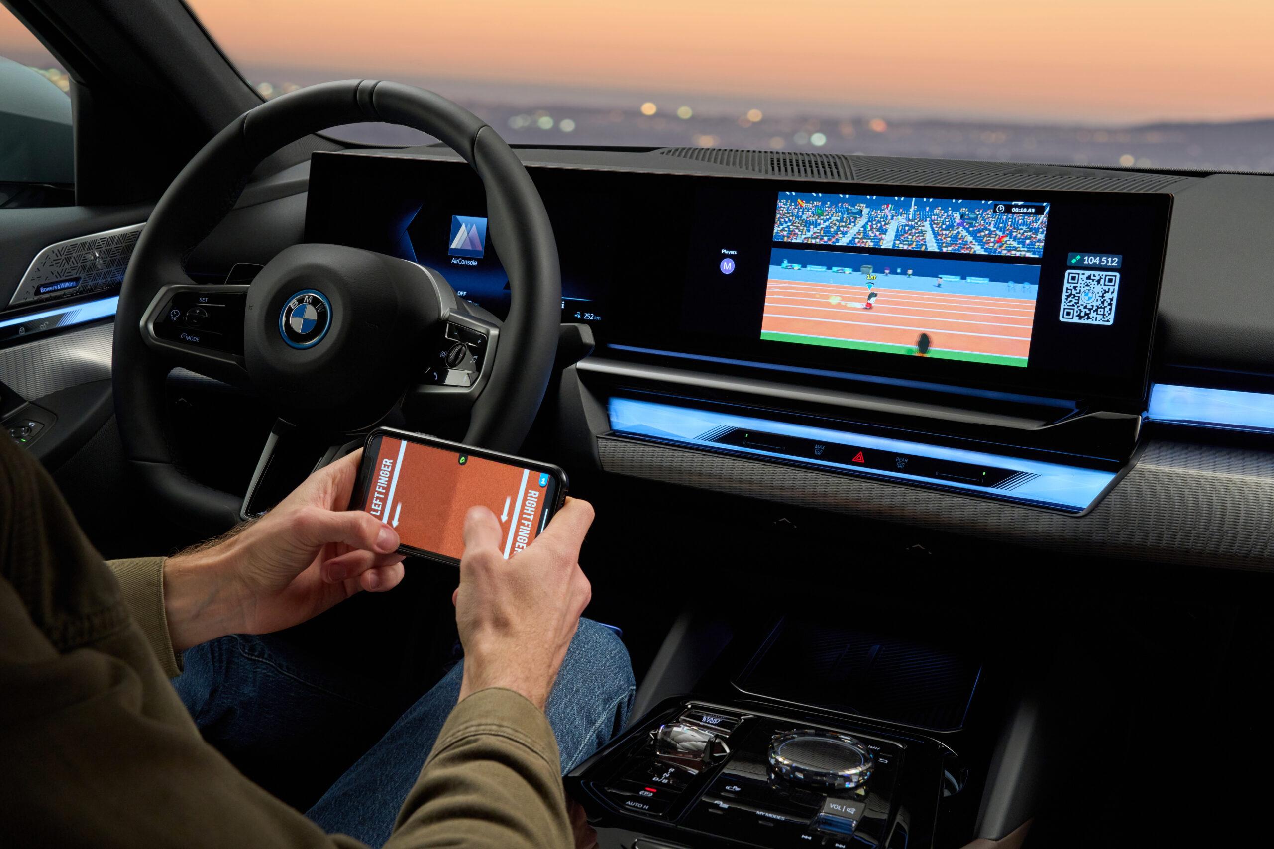 BMW diventa una console per giocare, ma solo con auto ferma