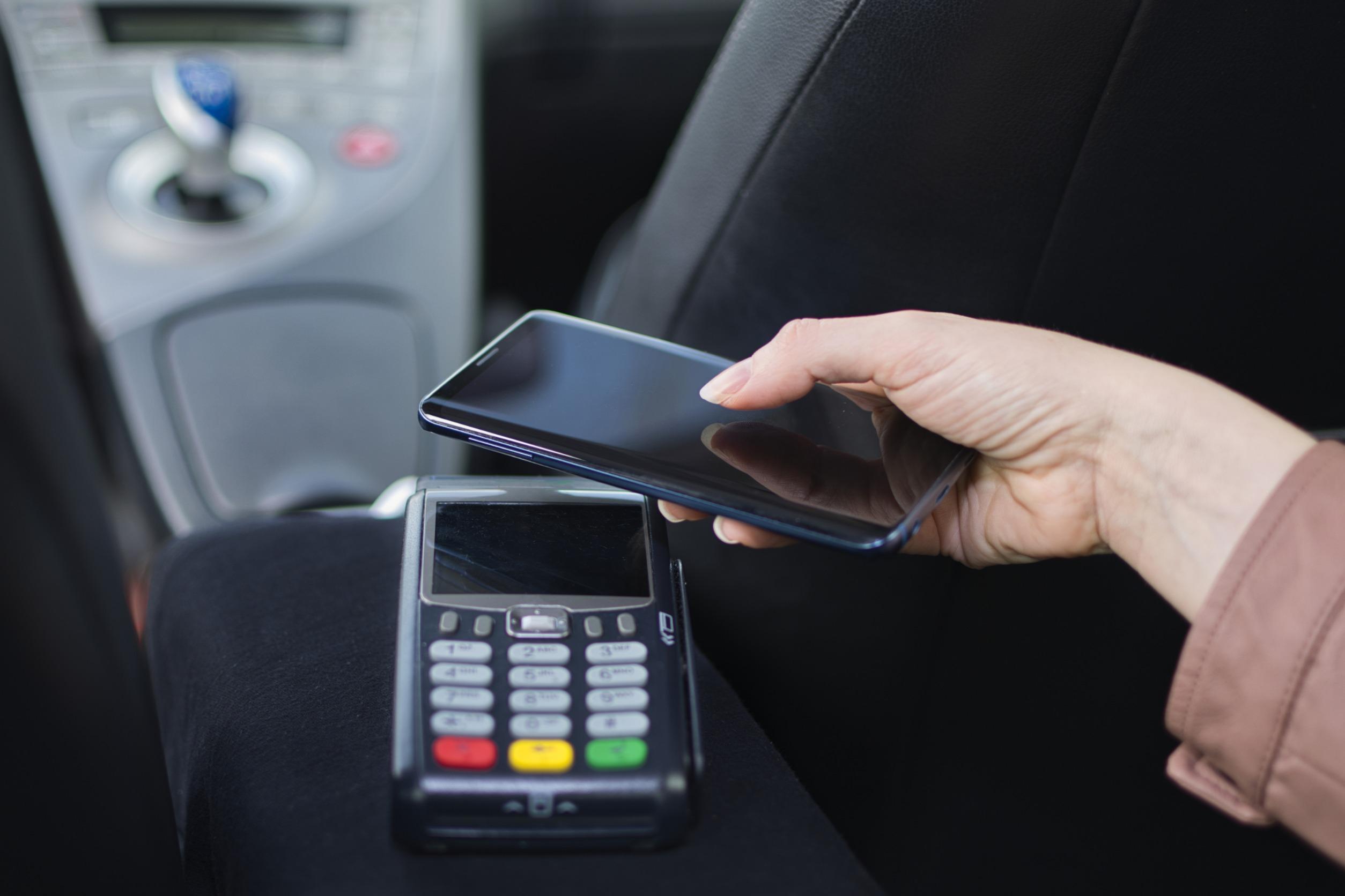 Tassisti contro il POS: minacce al collega e danni al taxi a Bologna