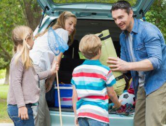 Come prepararsi a un lungo viaggio in auto con la famiglia