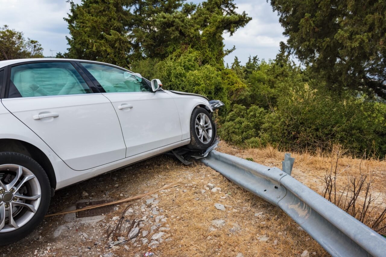 Incidente stradale con guardrail non a norma: cosa fare