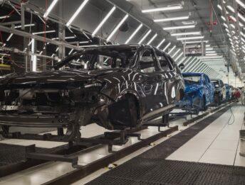 Produzione in calo ad aprile, cresce solo per parti auto del +3,5%