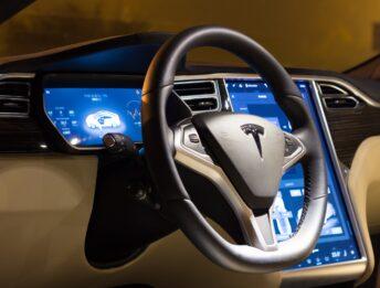 Tesla Autopilot e FSD ad altre Case auto: l’annuncio di Elon Musk
