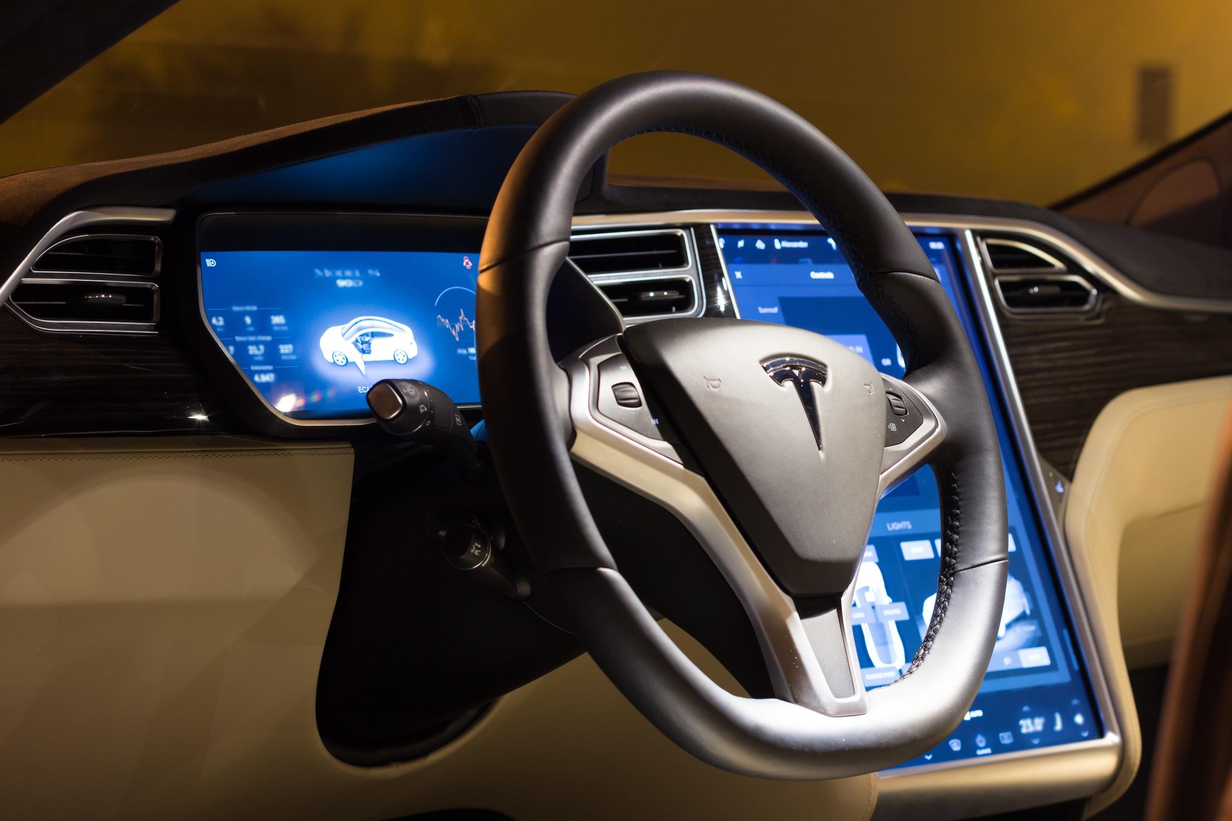 Tesla Autopilot e FSD ad altre Case auto: l’annuncio di Elon Musk