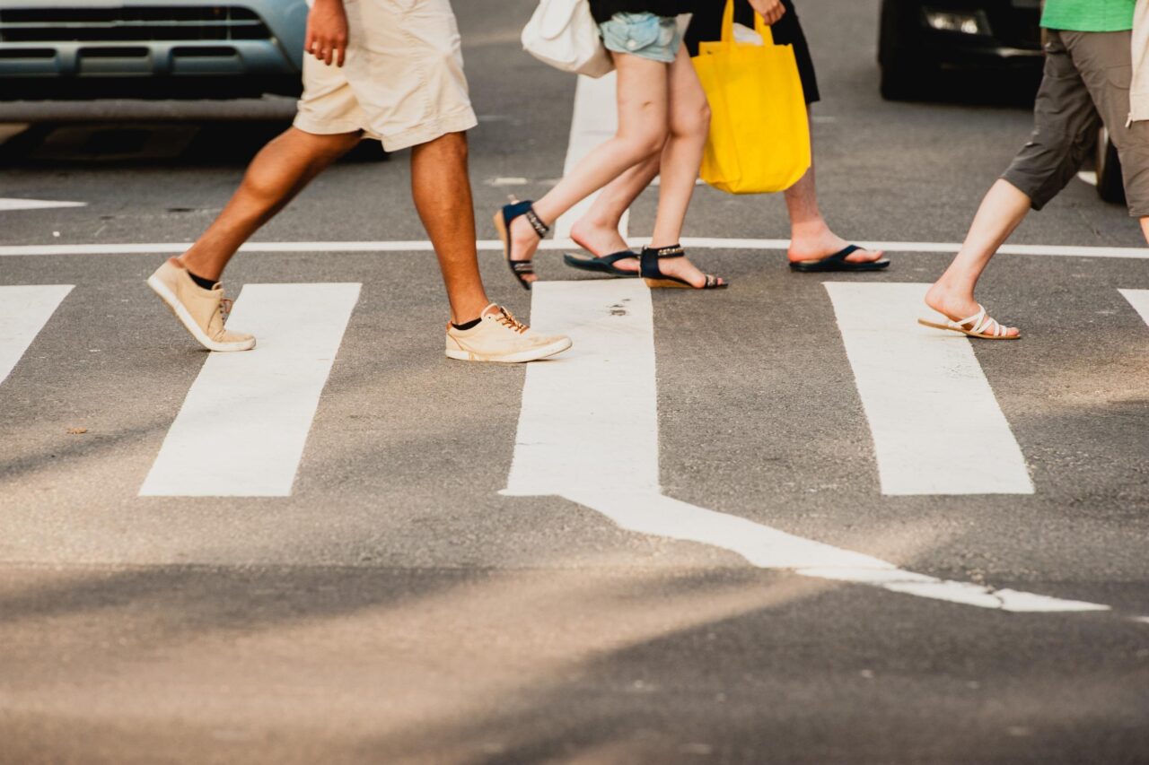 Pedoni attraversano la strada sulle strisce