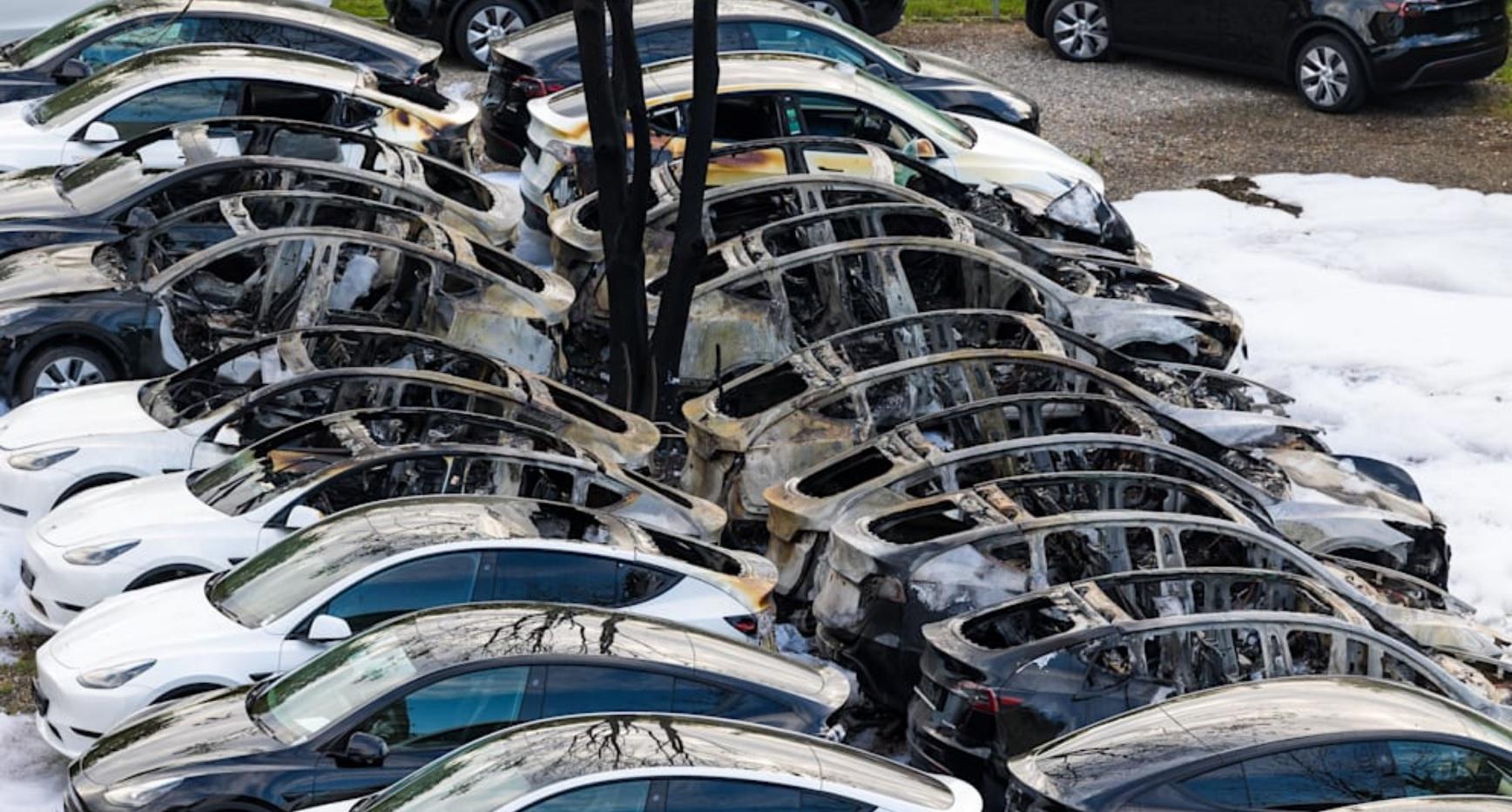 Eco-attivisti bruciano 15 Tesla: paradosso green a Francoforte