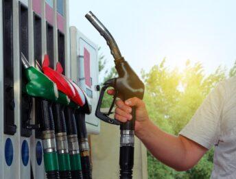 Prezzo benzina sfonda 2 € al self: i benzinai chiedono taglio accise