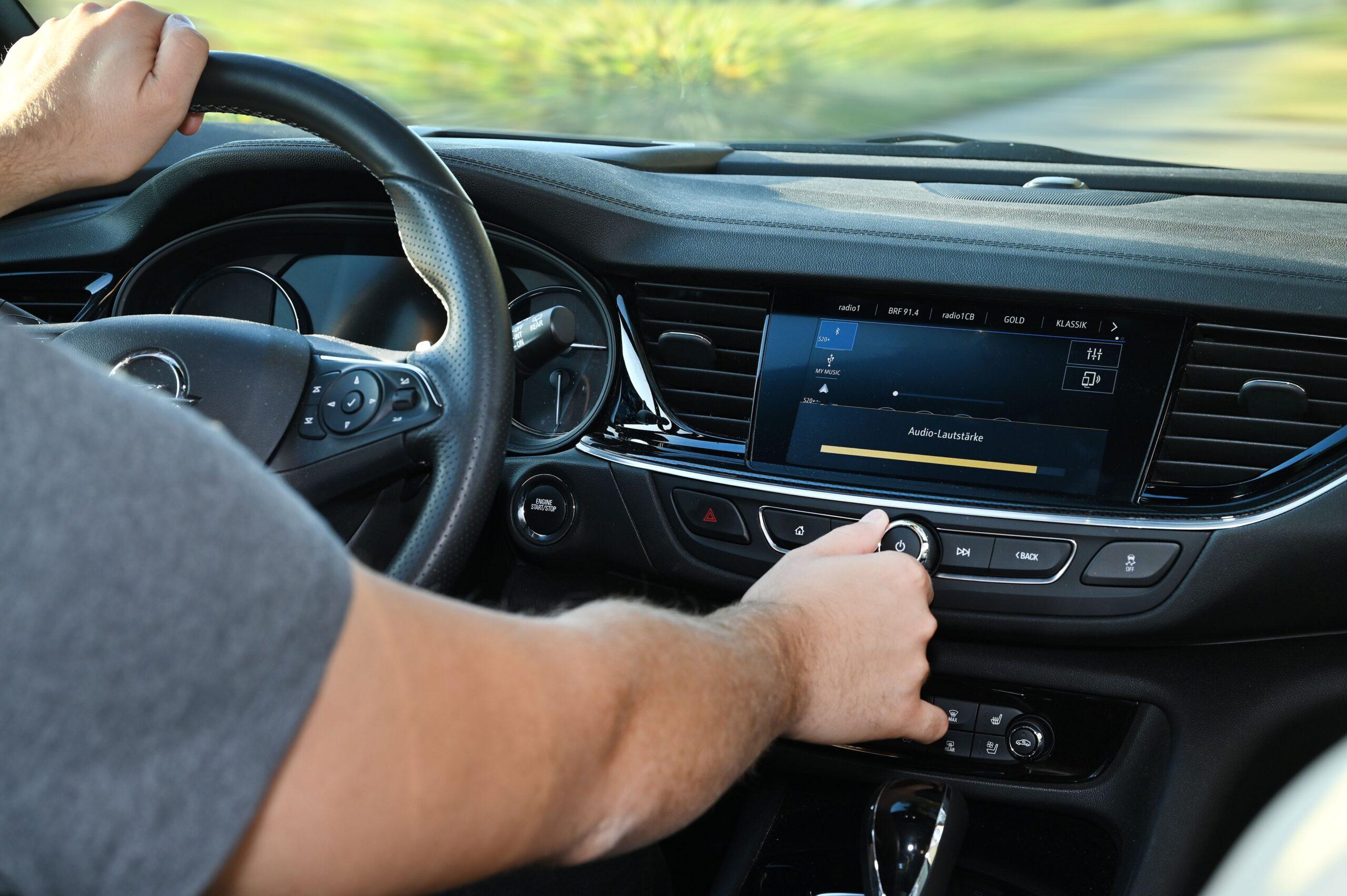 DEKRA: la musica in auto aumenta i tempi di reazione