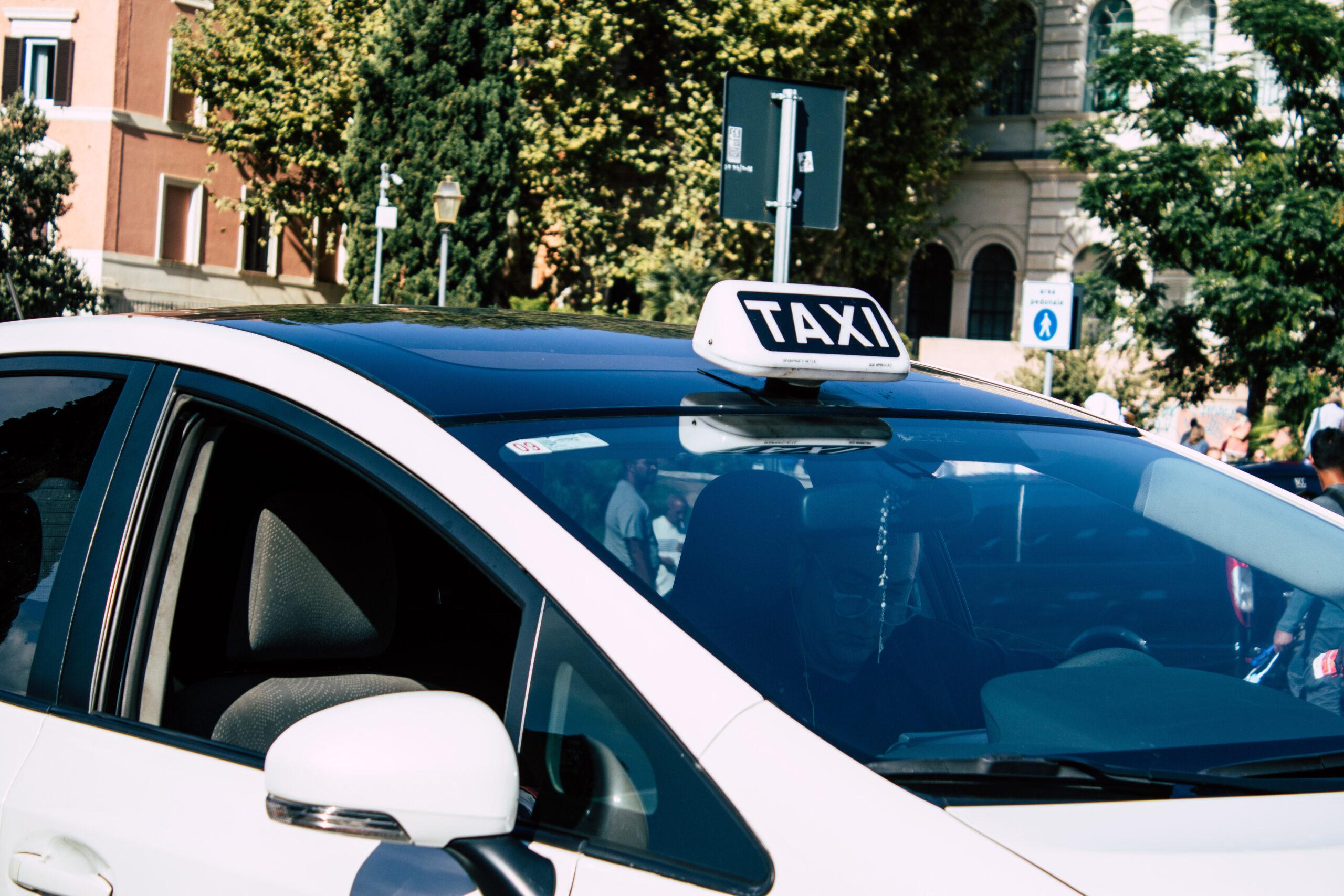 Incentivi Lazio 2023 per taxi e NCC: fino a 10.000 € per auto