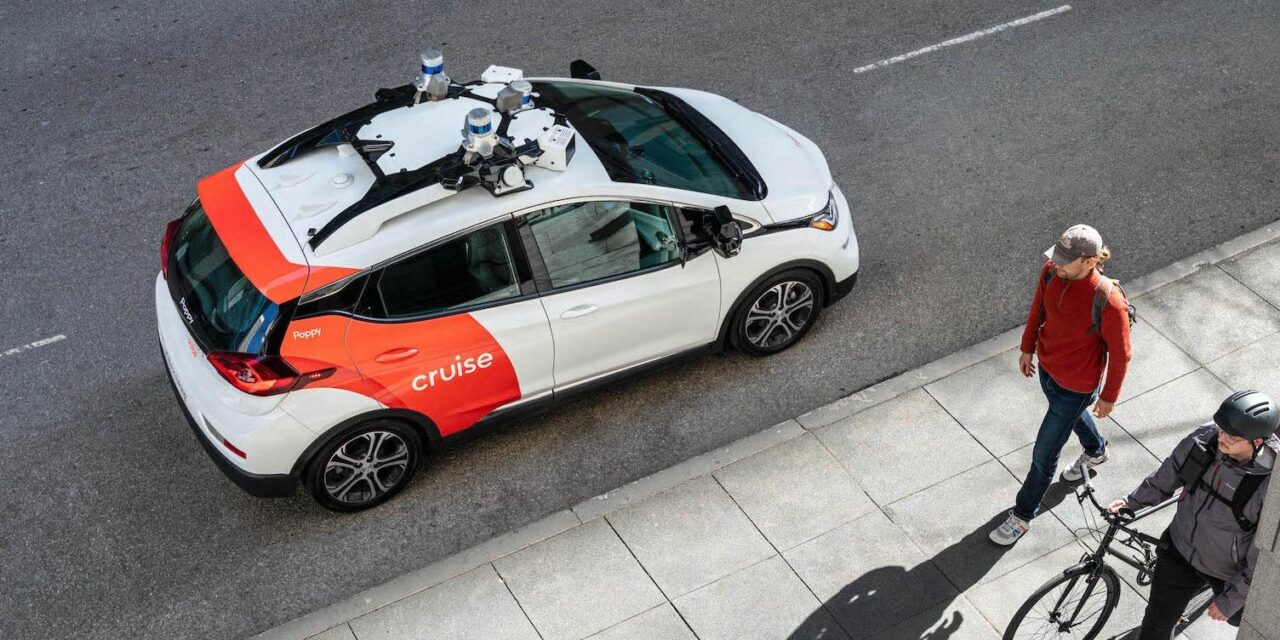 California, TaxiRobot Cruise sospesi: pedone trascinato per 9 metri