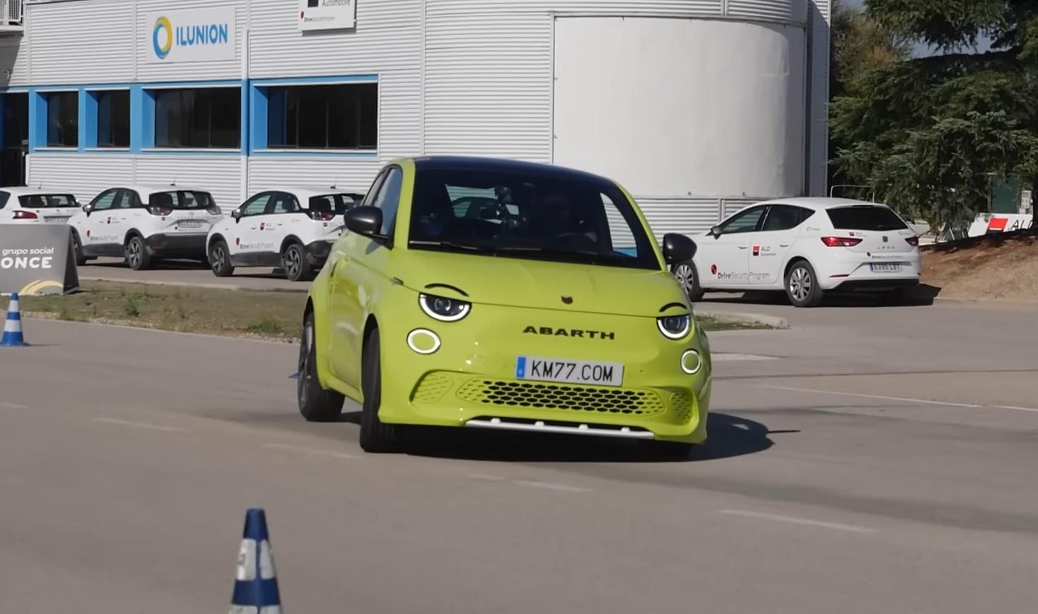 Abarth 500e: nel test dell’alce va meglio o peggio?