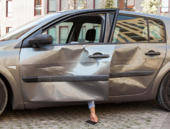 Auto parcheggiata male: chi paga per le lesioni provocate?