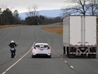 AEB meno efficace con camion e moto: lo studio IIHS