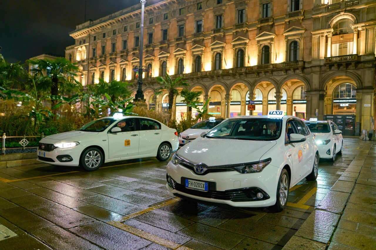Taxi Milano: 700 domande per il bando delle nuove licenze